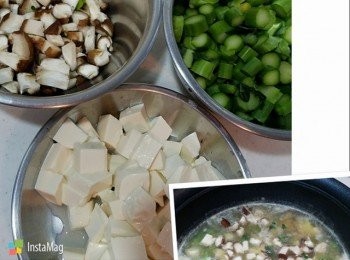 step3: 冬菇，芥蘭洗淨。冬菇，芥蘭“桍”切粒。豆腐加少許鹽，等其排出多餘水份。

當魚湯滾到呈奶白色，加入1湯匙大地魚粉，再加入芥蘭，冬菇及豆腐粒。
