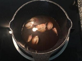 step11: 等待<span class="group_2">油蔥粿</span>放涼時，可烹煮醬汁。
蒜頭洗淨後拍扁連皮放入鍋中，加入古早味油膏、糖、水煮滾，煮到可以聞到蒜味時，用少許太白粉勾薄芡，並滴入少許香油拌勻即可。放涼後濾掉蒜頭即為<span class="group_3">蒜味淋醬</span>。