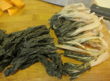 step3: 泡好的菜幹切成兩段