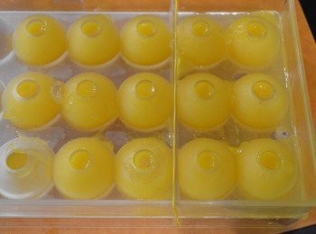 step2: 將煮好的芒果蒟蒻漿倒入小圓模模型，