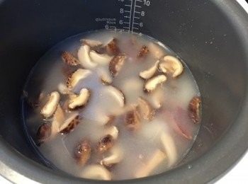 step2: 壽司米依照正常電飯煲煮法加多3-4湯匙水準備好，
   加入切片臘腸同浸軟切片冬菇，加入半茶匙糖，按飯煲制開始。
