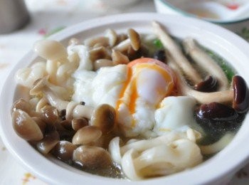 step8: 再把冷藏過的溫泉蛋鋪在中間