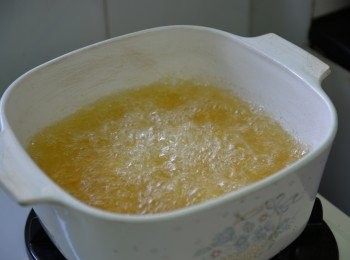 step4: 轉中猛火，油翻滾後再放進薯條炸3到4分鐘，變成大圖中的棕黃色及邊位微脆馬上撈起，放在廚房紙上吸油後灑上海鹽或蘸茄汁享用