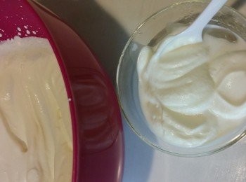 step5: 把坐溶的魚膠片加入2湯匙已打好的淡忌廉，之後倒回淡忌廉中拌勻+入1湯匙檸檬汁。再加入豆腐芝士糊混合。之後倒入已預備好的餅底中。雪過夜翌日供食。