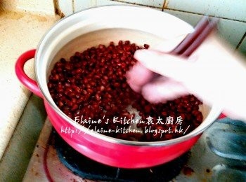 step3: 將紅豆放入煲內加入約50ml水拌炒紅豆數分鐘至收乾水份