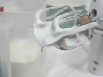 step12: 準備開始打蛋白霜囉!!!注意盆內或打蛋器上不要有任何水分或油脂會不易打發喔!!以打蛋器打發蛋白~砂糖分3次加入!!蛋白呈現蓬鬆挺立狀態~