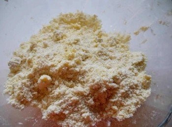 step4: *接著用手輕搓，不要碰到奶油體，讓粉包覆著奶油不停地越搓越小，直到所有的奶油幾乎都變成像泥土的質地。