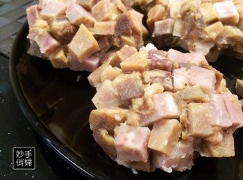 step4: 把做好的芋頭丸子放入電鍋蒸~大約蒸二十幾分鐘外鍋一杯水的量就可以了喔!!!!跳起來以後可以稍微再悶一下,稍等餘溫穿透芋頭丸子再取出~取出後的芋頭丸子,等到涼一點再稍微用手整一下形狀~就會恢復圓胖胖的樣子了~