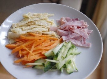 step2: 將青瓜，紅蘿蔔，火腿切幼絲。將雞蛋煎成薄蛋皮後，再切絲備用