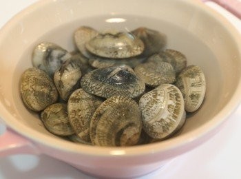 step1: 蜆洗淨後吐沙。 (吐沙~~水浸過蜆加入白酒)