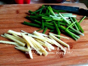 step1: 薑去皮切幼絲 , 蔥切段