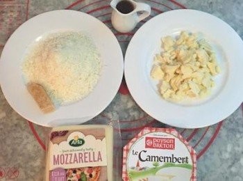 step4: 帕馬森刨成細絲；卡芒貝爾起司去除外面的白皮，用手撕捏成小塊。馬薩瑞拉起司切成薄片備用。