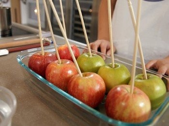 step1: 萍果去頂，用木筷子由頭插入