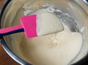 step2: 加入菜油及牛奶拌勻，然後篩入麵粉拌勻，至幼滑沒有粉粒