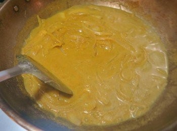 step3: 加入500CC水.薑黃粉..咖哩粉一起熬煮.