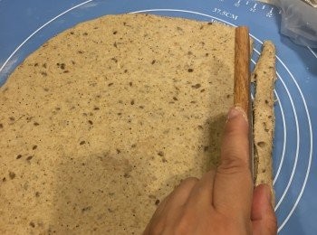 step5: 再切出大約1.5至2cm寬的長條。