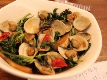 step1: 蛤蜊要先泡水加入塩巴吐沙，洗淨後，鍋中倒入麻油，加入薑片、蒜頭、辣椒一起爆香，