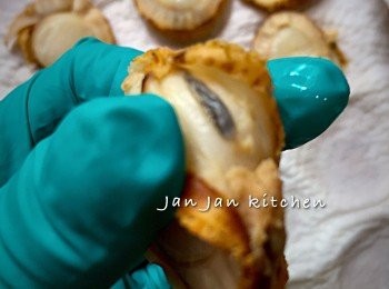 step2: 帆立貝解凍去腸，沖洗乾淨，用布吸乾水分，必須愈乾愈好。其實用大的帆立貝味道亦好，更為啖啖肉，但價錢會較貴。