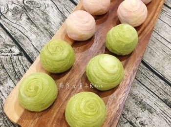 step17: 烤好的抹茶芋泥蛋黃酥顏色會略淡一些, 想要烤出較深的顏色則抹茶粉可以用5g,喜歡淡綠色的話可以只用2-3g.