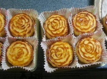 step19: 只用1隻蛋黃加老抽掃面取色效果是很理想的,老抽只要慢慢加少少,加到啡色就可以
(光波爐製成品)