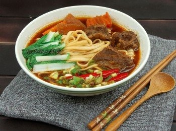 step12: 加入高湯稀釋濃郁的醬汁,搭配麵條就是好吃的紅燒牛肉麵囉!