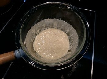 step8: 融化巧克力的溫度不可超過50度c。ps:巧克力不能直接融於水或碰到任何水份(包括水蒸氣),巧克力遇水時會產生劇烈變質，失去細緻滑順的口感,產生油水分離,導致食用品質大大降低。