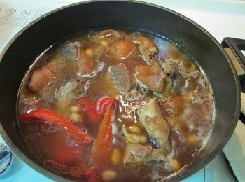 step2: 加入醬油半杯，鹽、糖各1茶匙，並加入水至完全淹過豬肉與<span class="group_1">食材</span>，用中火煮1小時後轉小火煮1小時，即完成。