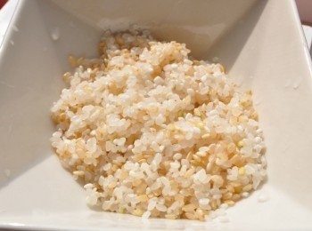 step3: 使用白米與糙米各半混合沖洗，放入電鍋滾煮