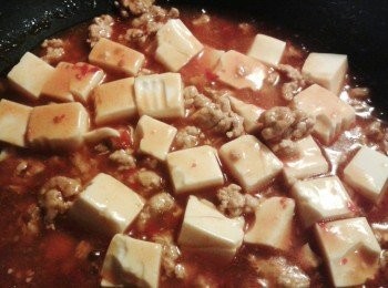 step3: 待汁料煮沸，加入豆腐拌勻，加生粉水打茨，煮一分鐘即成！