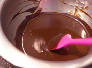 step6: 朱古力蛋糕漿部份 ：　朱古力及牛油切細於於同一個耐熱的大碗中，放上熱水上座溶，熱水可開最細火保持搵度，熱水水面不要接觸碗底。攪拌至朱古力及牛油溶化，成幼滑光亮的朱古力漿，用暖水座著備用