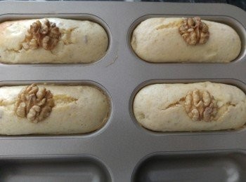 step8: 焗爐預較160度半小時,焗十分鐘後加合桃在面,順便轉一轉位置。