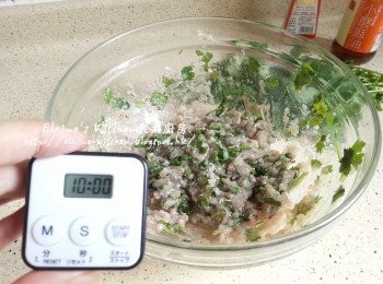 step6: 撻十餘下至起膠 , 靜待10分鐘