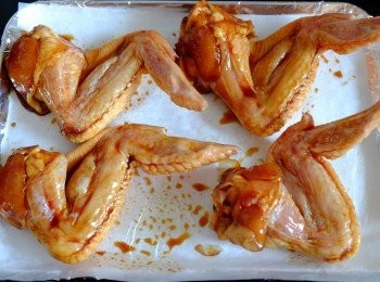 step4: 預熱焗爐180度。將雞全翼放在焗盤上，雞皮向下。