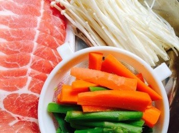 step1: 蘆筍、甘荀洗淨後切段切條，先烚熟；金菇洗淨切段備用。將<span class="group_1">食材</span>放䐁肉片一端卷至另一端，沾生粉「埋口」。