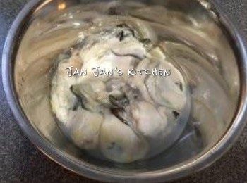 step1: 蠔肉用粟粉輕力抓洗乾淨，過幾次水直至水沒有黑色。印乾水用薑汁酒稍醃，如蠔大隻可先切粒。
薑汁酒：將薑磨蓉取汁加入紹興酒。