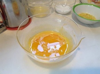 step2: 採用手動打蛋器：糖加入蛋黃中拌勻、加入油拌勻、加入檸檬汁拌勻、加入一半低筋粉快手拌勻、加餘下一半拌勻至沒有粉粒待用。加粉後不要拌太久，免起筋影響鬆軟程度。