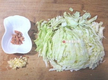 step1: 高麗菜切絲、蒜頭切末、蝦米泡洗後瀝乾。