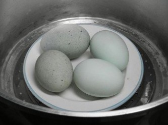 step3: 皮蛋跟鹹蛋入電鍋，半杯水蒸過
