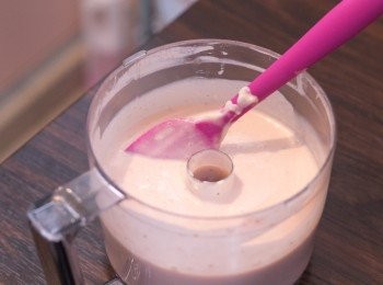 step6: 先把約三份一的士多啤梨乳酪漿加入已打發的淡忌廉拌勻，之後把忌廉混合物全部加入士多啤梨乳酪漿拌勻