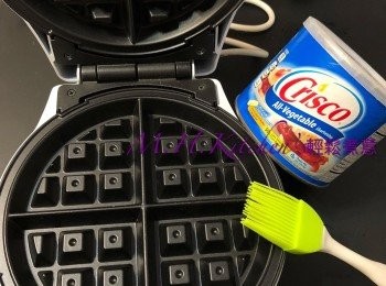 step3: 預備工具： 
家用窩夫機 攪拌機/廚師機 
油掃 
叉 
熱水 
隔篩