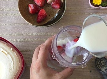 step2: 將冷藏士多啤梨、牛奶、雲呢拿雪糕倒入攪拌杯