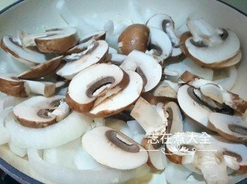 step3: 再加入磨菇炒香約2分鐘