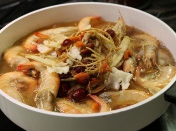 step7: 然後倒入煮好的藥膳湯連材料，繼續煮約2-3分鐘，按需要加鹽調味即可。