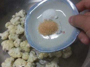 step5: 加入調味鹽和糖,煮約2-3分鐘隔去水份