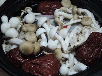 step3: 將龍膽珍饕下巴、紅棗、枸杞、菇類一起放入砂鍋內，加入米酒與水，入電鍋，外鍋兩杯水蒸煮，跳開後再加鹽調味!!