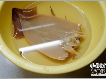step1: 如果魷魚發好之後要帶點脆度，那麼就必須在鹼水裡面，那很多人這時
候可能就怯步了，因為鹼水去哪裡生對不對?其實別擔心，這時候只要請
出有著居家清潔調理好幫手的食用級小蘇打粉就可以了。重點是他沒有
毒性，對人體無害。以可以蓋過魷魚乾的水量，大約加入1大池拌勻溶解
後，差不多泡半天魷魚就會發得很漂亮，連外面那層膜的觸感都像新鮮
魷魚一樣光滑。