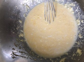 step3: 慢慢加入雞蛋, 牛奶和椰奶, 用人手慢慢的打著