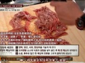 step3: 豬頸肉切薄片，用鹽、黑胡椒醃一下。再均勻的撒上澱粉後攪拌