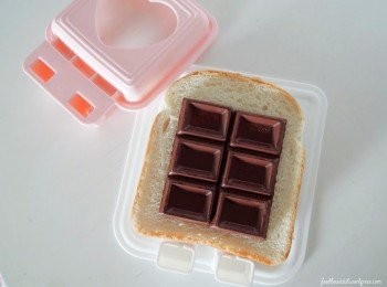 step1: 将吐司片放在三文治模型盒上，然后中间摆上巧克力块。