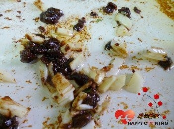 step3: 爆香豆瓣醬與姜蒜末(辣椒或泡椒隨意添加)